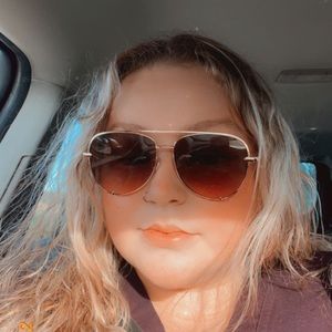 Meet your Posher, Chloe